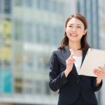 タブレットを見る女性 ビジネス